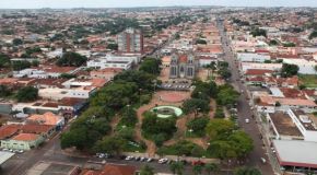 Foto panorâmica da Igreja Matriz de Frutal em 2015.jpg