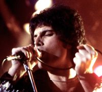 Freddie Mercury performing in New Haven, CT, November 1977 cropped.jpg