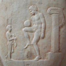 Древнегреческий футболист балансирует с мячом. Часть мраморной надгробной стелы, найденной в Пирее, 400–375 гг. до н.э.