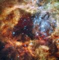 Звёздное скопление R136. В центре области звездообразования находится гигантское скопление самых больших, горячих и массивных среди всех известных нам звёзд.