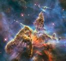 Туманность Карина, расположенная в 7500 световых годах от Земли, представляет собой гигантское облако возрастом 3 миллиона лет, в котором тысячи звёзд проходят циклические стадии звёздной жизни и смерти. Ширина туманности составляет 300 световых лет.
