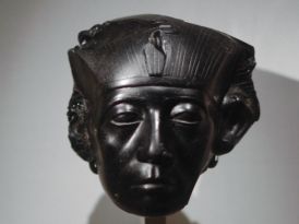 Голова короля Сенусрета III в галерее египетского искусства Музея Гульбенкяна. Обсидиан. Инв. 138