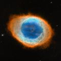 Туманность Кольцо относят к классу планетарных туманностей, это газовые облака, которые выбрасывают звёзды похожие на Солнце в конце своей жизни. Её размер превышает диаметр Солнечной системы в 500 раз.