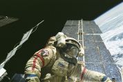 МКС-10. Американский астронавт Лерой Чиао в российском скафандре «Орлан» во время выхода в открытый космос.
