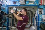 МКС-50 Томас Песке с фундоскопом в лаборатории американского модуля МКС «Destiny».