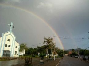 Igreja Católica de Nossa Senhora das Graças, com arco íris, em Curionópolis.jpg
