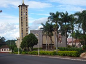 Igreja da Matriz do Municipio de Monte Carmelo.jpg