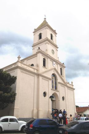 Igreja matriz de Santa Rita de Cássia em Extrema.jpg