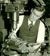 Джон К. Гаранд, инженер-практик по оружию и производству в Springfield Armory.