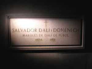 Надгробие на могиле Сальвадора Дали в его Театре-музее в Фигерасе