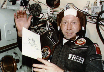Алексей Леонов первый человек в открытом космосе