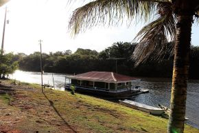 Manaquiri houseboat.jpg