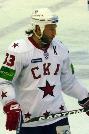 М. Ю. Сушинский — капитан хоккейного клуба СКА в сезоне 2010/11 гг. с нашивкой «К» (капитан)
