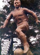 Памятник Михаилу Месхи у стадиона «Локомотив» в Тбилиси