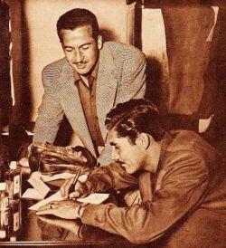 Антонио Карбахаль (сидит за столом) в 1952 году