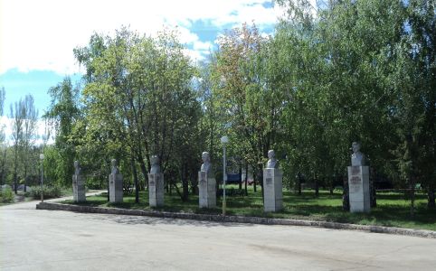 Мемориал пионерам-героям Великой Отечественной войны близ города Тольятти. Бывший пионерский лагерь «Алые паруса» (справа налево: Боря Цариков, Марат Казей, Зина Портнова, Лёня Голиков, Валя Котик и Володя Дубинин)