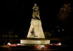 Памятник М. Ю. Лермонтову ночью