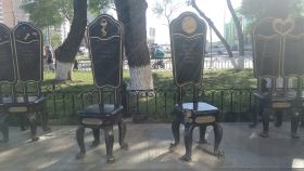 Памятник 12 стульям в Тюмени
