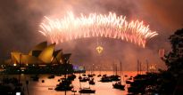 Сидней, Австралия, один из первых крупных городов, который встречает Новый год, телевизионные фейерверки смотрят миллионы людей