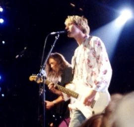 Курт Кобейн (гитара, вокал) (спереди) и Крист Новоселич (бас-гитара) (слева) на церемонии вручения наград MTV Video Music Awards 1992 года.