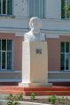 Памятник Ушинскому на территории Новгород-Северской государственной гимназии имени К. Д. Ушинского, в которой ранее учился Ушинский. Фото 2016 года