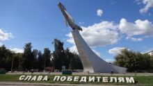 Обелиск с самолётом МиГ-15 в честь советских лётчиков, сражавшимся за освобождение орловской земли;