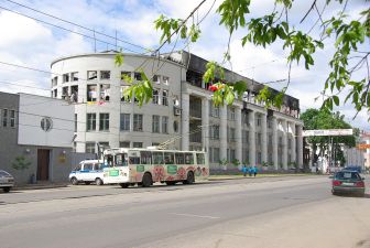 Троллейбус маршрута № 3 на проспекте Ленина
