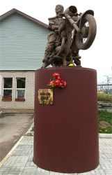 Памятник в Окуловке (Новгородская область)