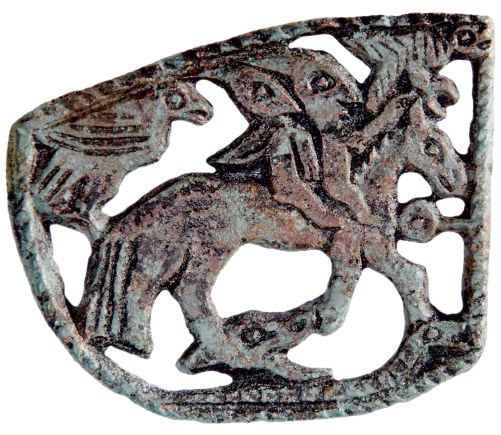 Пермский звериный стиль Ажурное украшение — пластина с антропоморфными фигурами на лошади с солнцем и птицами; бронза, литьё