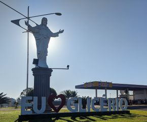 Placa Eu Amo Glicério e estátua de Jesus.jpg