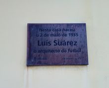 Памятная доска на доме в Ла-Корунье, в котором родился Луис Суарес Мирамонтес (установлена в 2010 году).