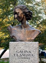 Памятник Галине Улановой