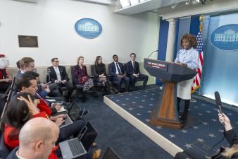 Пресс-секретарь Карин Жан-Пьер выступает во время ежедневного брифинга5 марта 2024 года