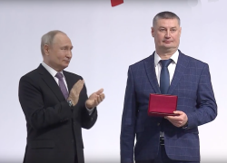 Владимир Путин передаёт награду гендиректору НПО «Сплав» Ринату Идрисову