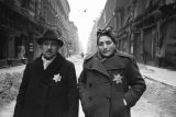 Еврейская семья, освобожденная из будапештского гетто, 1945