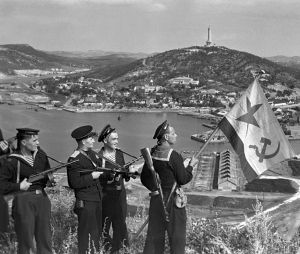 RIAN archive 834147 Hoisting the banner in Port-Artur. WWII (1941-1945).jpg