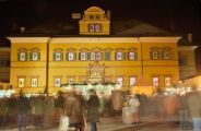 24 окна дворца Хелльбрунн в Зальцбурге, Австрия, были оформлены как адвент-календарь во время рождественской ярмарки