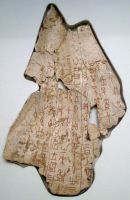 Надписи на гадательных костях (кит. 甲骨文, пиньинь jiǎgǔwén, палл. цзягувэнь) периода Шан-Инь.