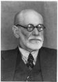 Зигмунд Фрейд (полное имя Зигисмунд Шломо Фройд; 6 мая 1856 — 23 сентября 1939), австрийский психолог, психоаналитик, психиатр и невролог; основатель психоанализа