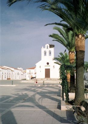 Silvestre de Guzmán, der Plaza de España mit Kirche Nuestra Señora del Rosario.jpg