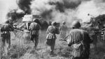 Советские воины идут в контратаку в ходе Курской битвы (12 июля 1943, Прохоровка, Белгородская область)