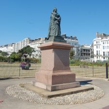 Статуя королевы Виктории, площадь Воина, Сент-Леонардс-он-Си, городок Гастингс, Восточный Суссекс, Англия
