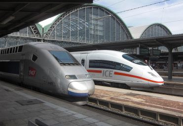 Скоростные электропоезда на вокзале Франкфурта-на-Майне, Германия