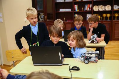 Tallinn Digital Summit. Introduction for elementary school children to coding through a robotics programme (36662719824).jpg