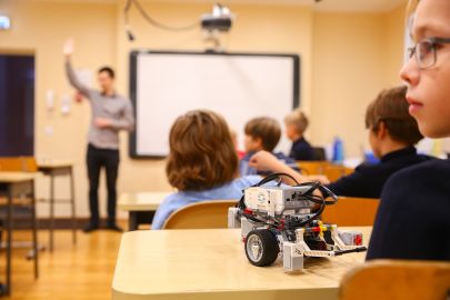 Tallinn Digital Summit. Introduction for elementary school children to coding through a robotics programme (37114982600).jpg