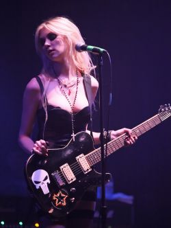 Момсен во время выступления на Warped Tour (2010)