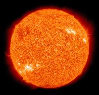 Фотография Солнца в ультрафиолетовом участке спектра, изображённая в «ложных цветах». Получена Обсерваторией солнечной динамики.