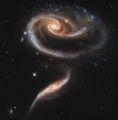 Группа взаимодействующих галактик Arp 273 Одна из самых красивых полученных телескопом фотографий. На снимке хорошо видна деформация, вызванная приливными силами меньшей из двух галактик на её сестринскую галактику UGC 1810.