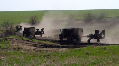 Американские гаубицы M777 украинской армии транспортируются автомобилями КрАЗ-6322
