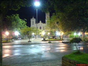 Vista Noturna da Praça Governador Portela, Bom Jesus do Itabapoana RJ.JPG